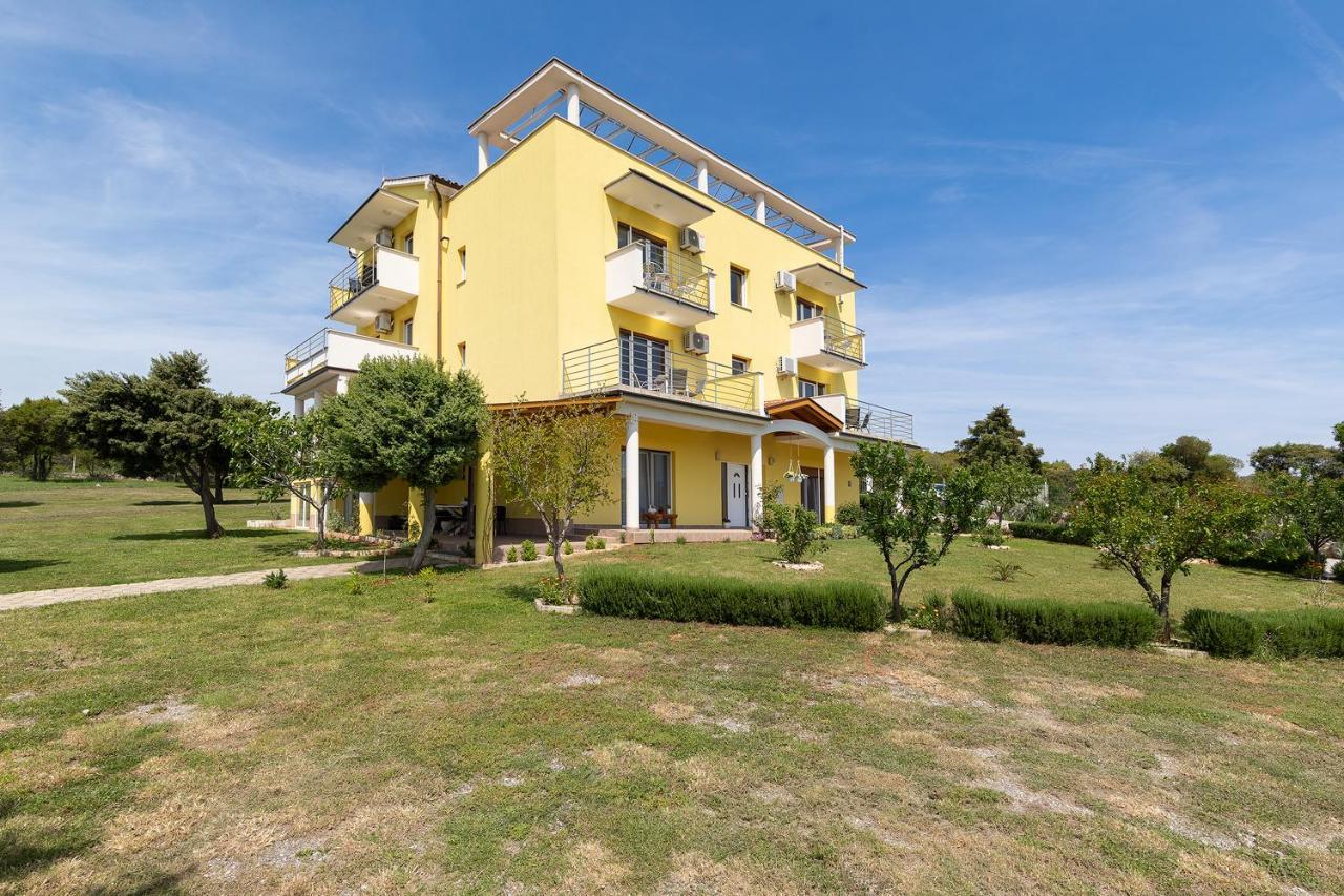 Apartments Angi mit Meerblick Pomer Exterior foto