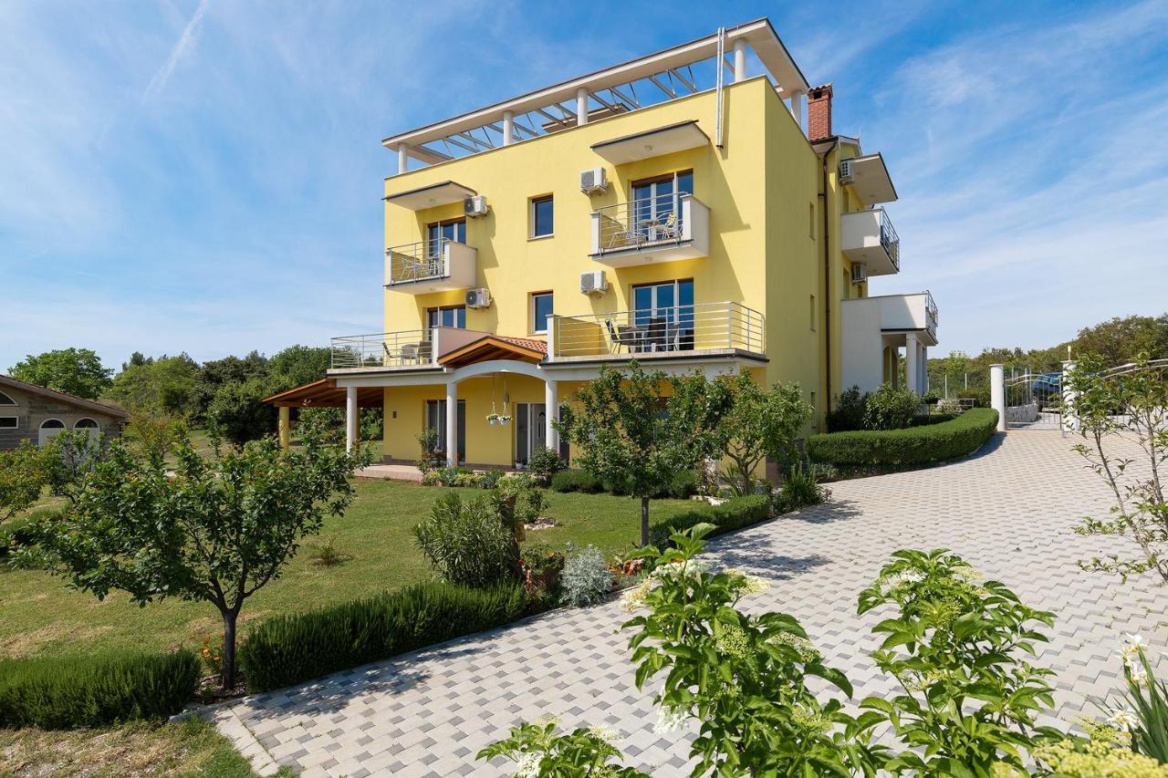 Apartments Angi mit Meerblick Pomer Exterior foto