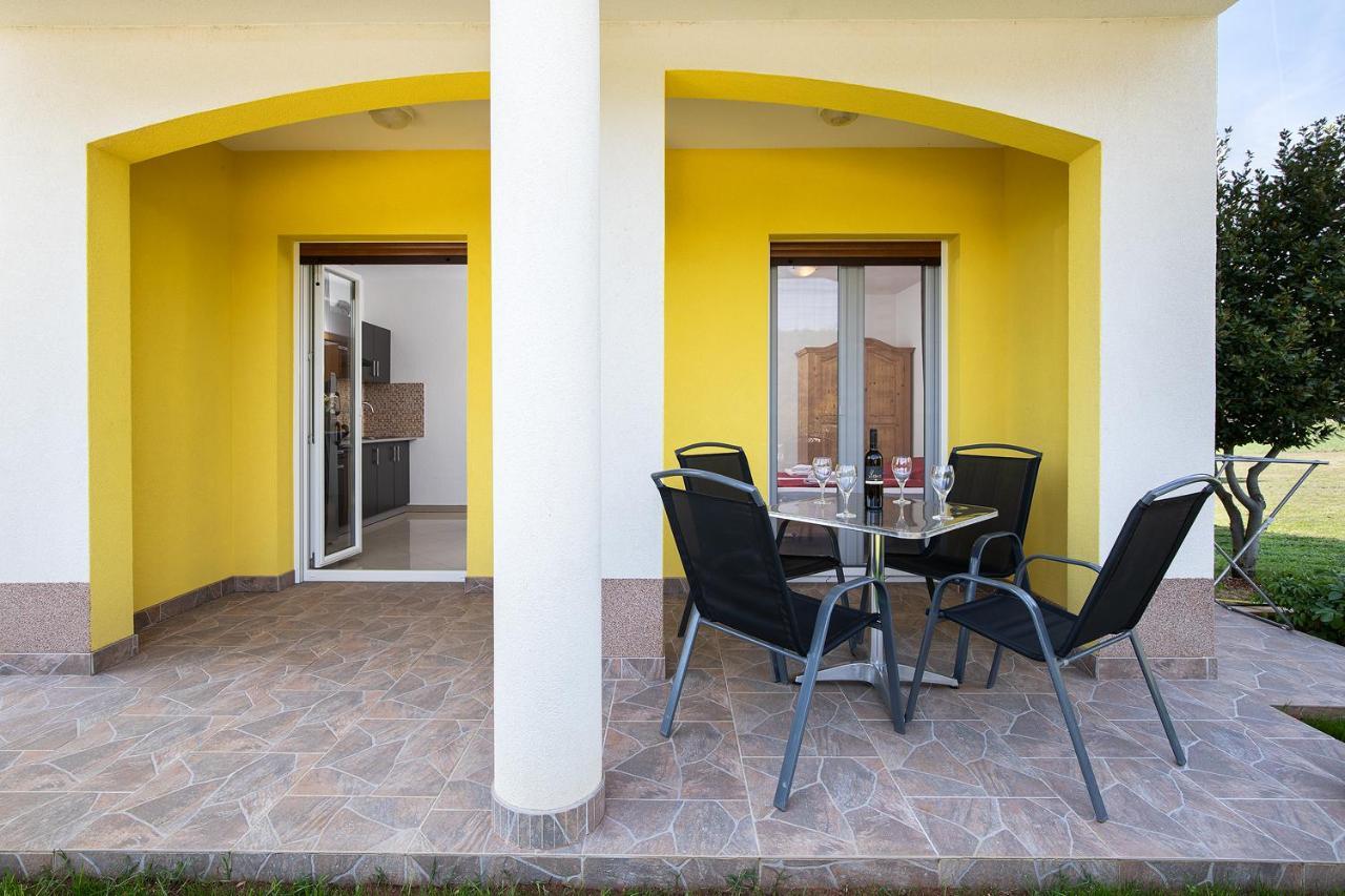 Apartments Angi mit Meerblick Pomer Exterior foto